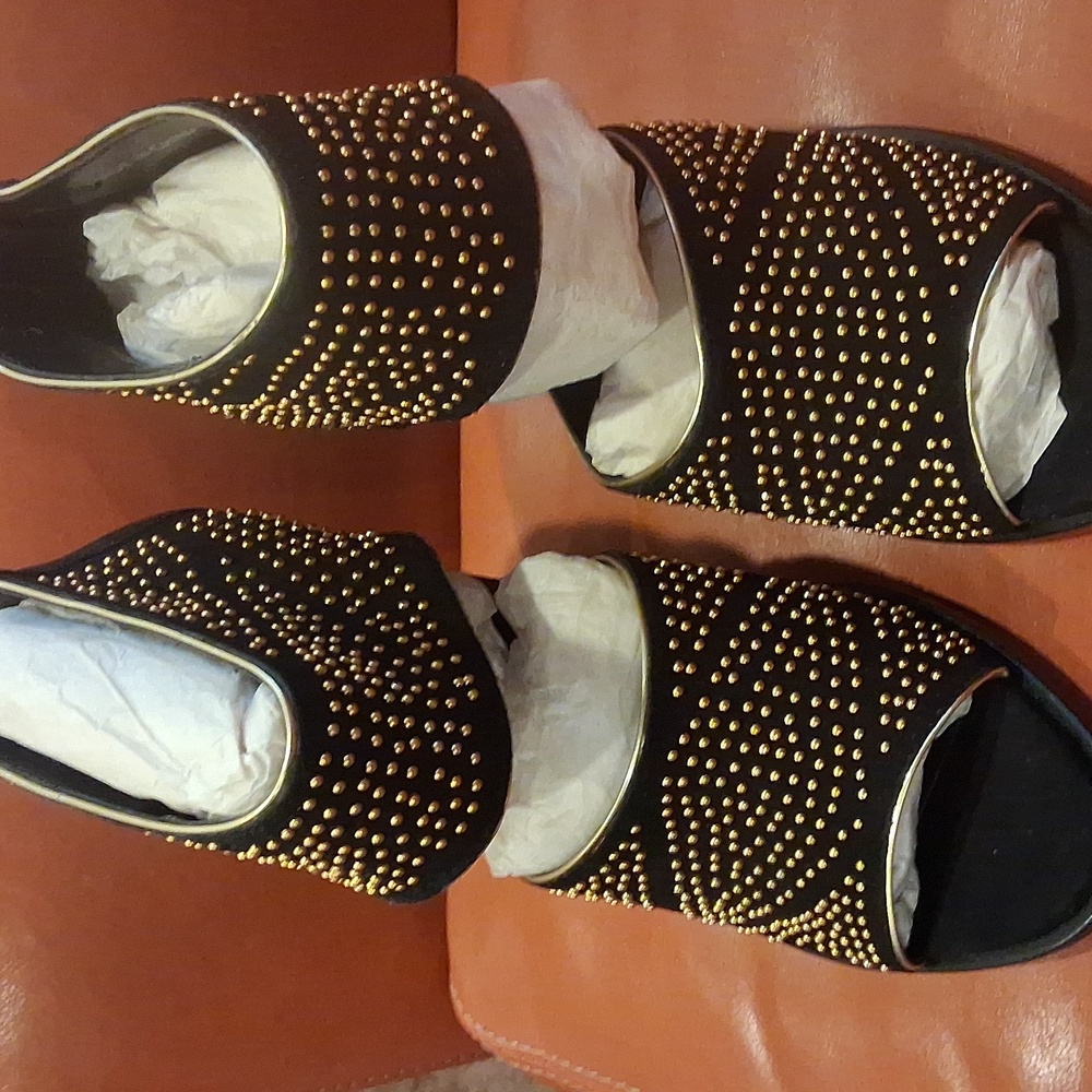 Chic Black and Gold Women's Heels-Brand Unknown-New Excellent Condition